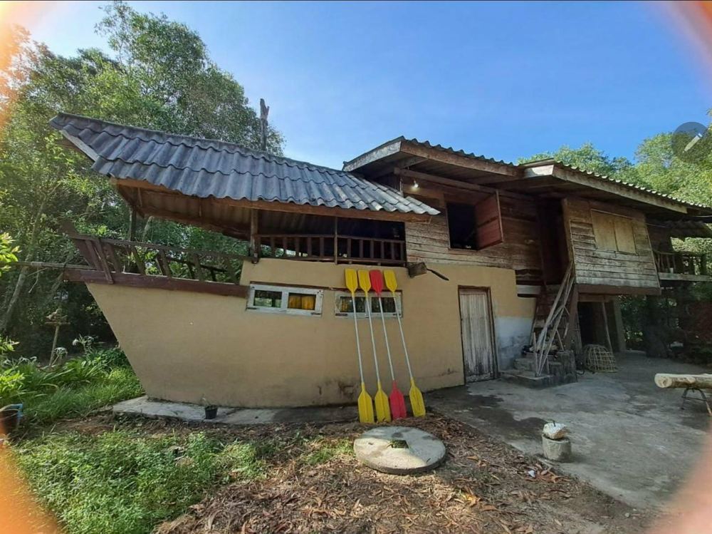 Boat House 2, a house built in the shape of a boat