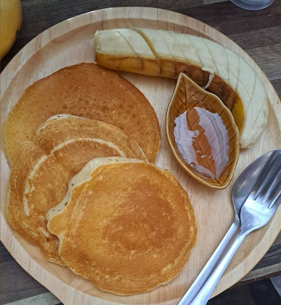 Pancakes with sliced banana and syrup
