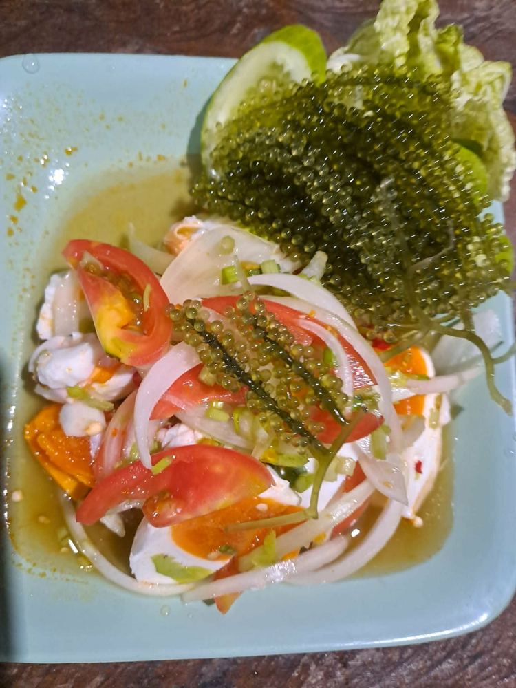 Thai salad with sea grapes, tomato and egg